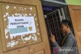 Calon peserta didik melihat informasi pendaftaran Sistem Penerimaan Murid Baru (SPMB) tahap 1 secara daring di SMA Negeri 1 Ciamis, Jawa Barat, Selasa (3/6/2025). Dinas Pendidikan Jawa Barat mencatat Jumlah calon peserta SPMB untuk jenjang SMA, SMK, dan SLB di Jabar mencapai 700 ribu orang dengan kuota penerima sekolah negeri sebanyak 329 ribu dan sisanya masuk sekolah swasta. ANTARA FOTO/Adeng Bustomi/agr