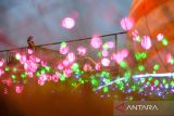 Wisatawan mengunjungi wahana Galactic Glow di PVJ Mall, Bandung, Jawa Barat, Senin (9/6/2025). Selama libur Idul Adha 2025, pengelola mencatat sebanyak 1.500 wisatawan dari Jawa Barat dan Jabodetabek mengunjungi wahana tersebut. ANTARA FOTO/Raisan Al Farisi/agr