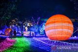 Wisatawan mengunjungi wahana Galactic Glow di PVJ Mall, Bandung, Jawa Barat, Senin (9/6/2025). Selama libur Idul Adha 2025, pengelola mencatat sebanyak 1.500 wisatawan dari Jawa Barat dan Jabodetabek mengunjungi wahana tersebut. ANTARA FOTO/Raisan Al Farisi/agr