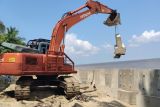 PT Timah pasang penahan abrasi di Pantai Asmara Dewi Karimun