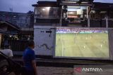 Warga menyaksikan Kualifikasi Piala Dunia 2026 Zona Asia Jepang melawan Indonesia di kawasan permukiman Haur Pancuh, Bandung, Jawa Barat, Selasa (10/6/2025). Warga menggelar nonton bareng sebagai bentuk dukungan kepada Timnas Indonesia meskipun kalah dengan skor 0-6 pada pertandingan tersebut. ANTARA FOTO/Novrian Arbi/agr.
