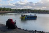 Sejumlah wisatawan berlayar menggunakan kapal listrik di Pantai Marina Boom, Banyuwangi, Jawa Timur, Rabu (11/6/2025). Penggunaan kapal listrik milik Pemerintah Provinsi Jawa Timur sebagai sarana pariwisata itu, menjadi bagian dari upaya mendukung pariwisata berkelanjutan dan mengurangi emisi karbon di kawasan pesisir. Antara Jatim/Budi Candra Setya/um