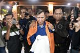 Petugas mengamankan terpidana Alexander Agustinus Rottie (tengah) setibanya di Kejaksaan Negeri Samarinda, Kalimantan Timur, Rabu (11/6/2025). Tim Satgas Intelijen Reformasi dan Inovasi (SIRI) Kejaksaan Agung bekerjasama dengan Tim Intelijen Kejaksaan Tinggi Sulawesi Utara dan Kejaksaan Negeri Samarinda berhasil mengamankan Alexander Agustinus Rottie yang merupakan buronan daftar pencarian orang (DPO) atas perkara rudapaksa anak di bawah umur yang terjadi pada tahun 2016 dengan melanggar Pasal 81 Ayat (2) Undang-Undang Nomor 35 Tahun 2014 tentang Perlindungan Anak. Antara Kaltim/M Risyal Hidayat