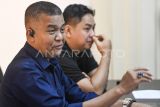 Kepala Kejaksaan Negeri Samarinda Firmansyah Subhan (kiri) memberikan keterangan pers terkait penangkapan terpidana rudapaksa di Kejaksaan Negeri Samarinda, Kalimantan Timur, Rabu (11/6/2025). Tim Satgas Intelijen Reformasi dan Inovasi (SIRI) Kejaksaan Agung bekerjasama dengan Tim Intelijen Kejaksaan Tinggi Sulawesi Utara dan Kejaksaan Negeri Samarinda berhasil mengamankan Alexander Agustinus Rottie yang merupakan buronan daftar pencarian orang (DPO) atas perkara rudapaksa anak di bawah umur yang terjadi pada tahun 2016 dengan melanggar Pasal 81 Ayat (2) Undang-Undang Nomor 35 Tahun 2014 tentang Perlindungan Anak. Antara Kaltim/M Risyal Hidayat