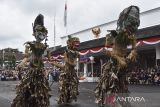 Peserta mengikuti Galuh Ethnic Carnival saat perayaan HUT Ke-383 Ciamis di Pendopo Ciamis, Kabupaten Ciamis, Jawa Barat, Rabu (11/6/2025). Kegiatan yang diikuti 31 rumpun kesenian dari Ciamis, Banjar, Purwakarta, Kuningan dan Garut tersebut digelar sebagai salah satu media promosi memperkenalkan seni budaya, industri kreatif dan perdagangan dengan menampilkan ciri khas potensi daerah. ANTARA FOTO/Adeng Bustomi/agr
