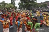 Peserta mengikuti Galuh Ethnic Carnival saat perayaan HUT Ke-383 Ciamis di Pendopo Ciamis, Kabupaten Ciamis, Jawa Barat, Rabu (11/6/2025). Kegiatan yang diikuti 31 rumpun kesenian dari Ciamis, Banjar, Purwakarta, Kuningan dan Garut tersebut digelar sebagai salah satu media promosi memperkenalkan seni budaya, industri kreatif dan perdagangan dengan menampilkan ciri khas potensi daerah. ANTARA FOTO/Adeng Bustomi/agr
