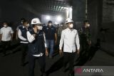 Menteri Lingkungan Hidup/Kepala Badan Pengendalian Lingkungan Hidup Hanif Faisol Nurofiq (kedua kanan) didampingi Deputi Pengendalian Pencemaran dan Kerusakan Lingkungan (PPKL) KLH/BPLH Rasio Ridho Sani (keempat kiri) meninjau salah satu pabrik pembuatan besi saat inspeksi mendadak di Cikande, Kabupaten Serang, Banten, Selasa (10/6/2025). Kementerian Lingkungan Hidup menyegel dua pabrik pembuatan besi di Kabupaten Serang, Banten pada Senin (10/6) malam karena diduga menjadi sumber pencemaran udara hingga merambah ke wilayah Jakarta. ANTARA FOTO/Angga Budhiyanto