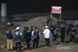Petugas Penegakan Hukum (Gakkum) Kementerian Lingkungan Hidup memasang plang penyegelan di salah satu pabrik pembuatan besi saat inspeksi mendadak di Kragilan, Kabupaten Serang, Banten, Selasa (10/6/2025). Kementerian Lingkungan Hidup menyegel dua pabrik pembuatan besi di Kabupaten Serang, Banten pada Senin (10/6) malam karena diduga menjadi sumber pencemaran udara hingga merambah ke wilayah Jakarta. ANTARA FOTO/Angga Budhiyanto/gp