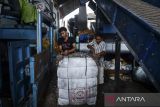 Pekerja mengikat sampah yang sudah dicacah dan dipadatkan di TPA Rawa Kucing, Kota Tangerang, Banten, Rabu (11/6/2025). Kementerian Lingkungan Hidup akan melakukan pemantauan harian dan bulanan terhadap kinerja pengelolaan sampah di setiap daerah untuk mencapai target persentase sampah yang terkelola sebesar 51,21 persen pada tahun 2025. ANTARA FOTO/Putra M. Akbar/gp