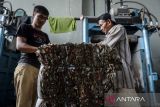 Pekerja mengikat sampah yang sudah dicacah dan dipadatkan di TPA Rawa Kucing, Kota Tangerang, Banten, Rabu (11/6/2025). Kementerian Lingkungan Hidup akan melakukan pemantauan harian dan bulanan terhadap kinerja pengelolaan sampah di setiap daerah untuk mencapai target persentase sampah yang terkelola sebesar 51,21 persen pada tahun 2025. ANTARA FOTO/Putra M. Akbar/gp