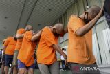 Sejumlah tersangka berjalan saat rilis kasus penyelundupan benih bening lobster di Polresta Bandara Soekarno-Hatta, Kota Tangerang, Banten, Rabu (11/6/2025). Kepolisian menetapkan tujuh orang tersangka pada kasus penyelundupan 171.880 ekor benih bening lobster melalui Terminal Kargo Bandara Internasional Soekarno-Hatta yang ditujukan ke negara Singapura. ANTARA FOTO/Putra M. Akbar/gp
