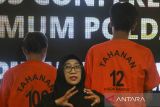 Dua orang tersangka dihadirkan saat pengungkapan kasus tindak pidana pemerasan di Mapolda Banten, Kota Serang, Banten, Rabu (11/6/2025). Polda Banten menetapkan dua orang tersangka baru dalam kasus Kamar Dagang dan Industri (Kadin) Kota Cilegon yang meminta proyek senilai Rp5 triliun terhadap PT China Chengda Engineering yakni Isbatullah (IB) selaku Wakil Ketua Bidang Organisasi Kadin Kota Cilegon dan Zul Basit (ZB) selaku Ketua LSM Banten Monitoring Perindustrian dan Perdagangan (BMPP), setelah sebelumnya menetapkan tiga tersangka lainnya termasuk Ketua Kadin Kota Cilegon Muhammad Salim. ANTARA FOTO/Angga Budhiyanto/gp