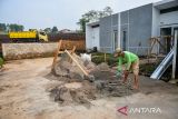 Pekerja menyelesaikan proyek pembangunan perumahan subsidi di Tanjungsari, Kabupaten Sumedang, Jawa Barat, Rabu (11/6/2025). Kementerian Perumahan dan Kawasan Permukiman (PKP) menambah kuota rumah bersubsidi bagi masyarakat berpenghasilan rendah (MBR) dan aparatur sipil negara (ASN) di Kabupaten Sumedang dari semula 343 unit menjadi 1.343 unit. ANTARA FOTO/Raisan Al Farisi/agr
