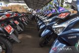 Pegawai Bapenda memeriksa motor dinas baru saat penghargaan desa lunas tercepat Pajak Bumi dan Bangunan Perdesaan dan Perkotaan (PBB-P2) tahun 2025 di Kantor Bapenda Ciamis, Jawa Barat, Rabu (11/6/2025). Pemerintah Kabupaten Ciamis memberikan penghargaan dan hadiah bagi desa dan kelurahan yang berhasil melaksanakan akselerasi atau percepatan penerimaan PBB-P2, dengan total penerimaan PBB-P2 pada Juni senilai Rp11,3 miliar dari target tahun 2025 sebesar Rp25,8 miliar. ANTARA FOTO/Adeng Bustomi/agr