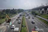 Pekerja mengoperasikan alat berat saat menyelesaikan pemeliharaan perkerasan jalan di Tol Padaleunyi, Kota Cimahi, Jawa Barat, Rabu (11/6/2025). PT Jasamarga Metropolitan Tollroad (JMT) melakukan pemeliharaan perkerasan jalan di ruas Tol Cipularang dan Padaleunyi yang berlangsung hingga Jumat (13/6) sebagai upaya menjaga Standar Pelayanan Minimal (SPM) serta meningkatkan keamanan dan kenyamanan pengguna jalan. ANTARA FOTO/Abdan Syakura/agr