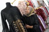 Pelaku usaha fesyen rumahan Febrina Fajarwati melakukan kontrol kualitas busana hasil rancangannya di Gendhis Butik, Ngawi, Jawa Timur, Rabu (11/6/2025). Dalam sebulan pelaku usaha fesyen wastra rumahan tersebut mampu memproduksi sekitar 90 potong busana dengan gaya perkantoran atau office look dengan mengkombinasikan kain batik dan tenun untuk kemudian dijual ke berbagai kota di Indonesia melalui media sosial dengan harga Rp200 ribu hingga Rp1 juta per potong menurut kualitasnya. ANTARA Jatim/Ari Bowo Sucipto/mas.