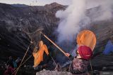 Warga berebut lemparan sesajen saat upacara Yadnya Kasada di Gunung Bromo, Kabupaten Probolinggo, Jawa Timur, Rabu (11/6/2025). Perayaan Yadnya Kasada merupakan upacara adat Suku Tengger sebagai bentuk ucapan syukur kepada Sang Hyang Widhi dan penghormatan leluhur. ANTARA Jatim/Irfan Sumanjaya/mas.