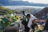 Masyarakat Suku Tengger menggendong kambing untuk dilarung saat upacara Yadnya Kasada di Gunung Bromo, Kabupaten Probolinggo, Jawa Timur, Rabu (11/6/2025). Perayaan Yadnya Kasada merupakan upacara adat Suku Tengger sebagai bentuk ucapan syukur kepada Sang Hyang Widhi dan penghormatan leluhur. ANTARA Jatim/Irfan Sumanjaya/mas.