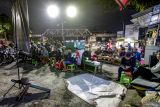 Warga menyaksikan pertandingan sepak bola antara Timnas Indonesia melawan Jepang pada laga Kualifikasi Piala Dunia 2026 putaran ketiga Zona Asia di Klojen, Malang, Jawa Timur, Selasa (10/6/2025).  Warga di sejumlah kampung, kafe, dan warung di kawasan itu menggelar nonton bareng sebagai dukungan kepada Timnas Indonesia meskipun kalah dengan skor 6-0 atas Jepang. ANTARA Jatim/Muhammad Mada/mas.