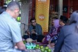 Corporate & Marketing Communication Head BTPN Syariah Ainul Yaqin (tengah) berbincang dengan nasabah pada kegiatan pendampingan dan edukasi keuangan di Purwoharjo, Banyuwangi, Jawa Timur, Kamis (12/6/2025). Kegiatan tersebut merupakan bagian dari komitmen BTPN Syariah dalam memberdayakan keluarga prasejahtera produktif melalui pendekatan Komunikasi yang humanis dan inklusif. Antara Jatim/Budi Candra Setya/um