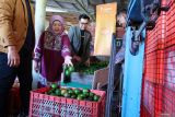Corporate & Marketing Communication Head BTPN Syariah Ainul Yaqin (tengah) melihat usaha pengepul buah milik nasabahnya dalam kegiatan pendampingan dan edukasi keuangan di Purwoharjo, Banyuwangi, Jawa Timur, Kamis (12/6/2025). Kegiatan tersebut merupakan bagian dari komitmen BTPN Syariah dalam memberdayakan keluarga prasejahtera produktif melalui pendekatan Komunikasi yang humanis dan inklusif. Antara Jatim/Budi Candra Setya/um