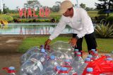 Petugas menata sampah plastik yang dibawa warga di taman wisata kawasan Blitar, Jawa Timur, Kamis (12/6/2025). Asosiasi bank sampah diwilayah itu menyiapkan berbagai paket sembako seperti gula, minyak goreng, telur dan lainnya dengan menukarkan sampah plastik yang dibawa oleh warga dalam rangka memperingati hari sampah sedunia. Antara Jatim/Irfan Anshori/um