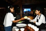 Petugas stan kuliner melayani pengunjung saat digelarnya Kedaton Rustik Culinary Festival 2025 di Kota Madiun, Jawa Timur, Kamis (12/6/2025). Kegiatan yang menyajikan berbagai jenis menu makanan, jajanan tradisional, dan minuman secara gratis kepada sekitar 500 undangan sebuah hotel tersebut dimaksudkan untuk memfasilitasi pelaku usaha mempromosikan dagangan kulinernya. Antara Jatim/Siswowidodo/um