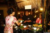 Petugas stan kuliner melayani pengunjung saat digelarnya Kedaton Rustik Culinary Festival 2025 di Kota Madiun, Jawa Timur, Kamis (12/6/2025). Kegiatan yang menyajikan berbagai jenis menu makanan, jajanan tradisional, dan minuman secara gratis kepada sekitar 500 undangan sebuah hotel tersebut dimaksudkan untuk memfasilitasi pelaku usaha mempromosikan dagangan kulinernya. Antara Jatim/Siswowidodo/um