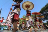 Sejumlah peserta mengikuti kirab saat peringatan Boyong Natapraja dan sedekah bumi di Nganjuk, Jawa Timur, Kamis (12/6/2025). Peringatan Boyong Natapraja atau perpindahan pusat pemerintahan dari Berbek ke Nganjuk pada tahun 1880 tersebut guna mengingatkan masyarakat tentang sejarah Nganjuk sekaligus perwujudan rasa syukur atas limpahan rezeki alam melalui tradisi sedekah bumi. ANTARA Jatim/Prasetia Fauzani/mas.