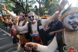 Sejumlah peserta berkostum wayang orang mengikuti kirab saat peringatan Boyong Natapraja dan sedekah bumi di Nganjuk, Jawa Timur, Kamis (12/6/2025). Peringatan Boyong Natapraja atau perpindahan pusat pemerintahan dari Berbek ke Nganjuk pada tahun 1880 tersebut guna mengingatkan masyarakat tentang sejarah Nganjuk sekaligus perwujudan rasa syukur atas limpahan rezeki alam melalui tradisi sedekah bumi. ANTARA Jatim/Prasetia Fauzani/mas.