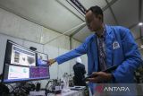 Mahasiswa menjelaskan cara kerja komputer mini ekonomis dan ramah lingkungan untuk pendidikan data berskala besar (big data) dan kecerdasan buatan pada pameran Teknologi Tepat Guna (TTG) XIX Tingkat Provinsi Banten di halaman Gedung Negara Provinsi Banten, Kota Serang, Banten, Kamis (12/6/2025). Pameran yang berlangsung pada 12 hingga 14 Juni 2025 tersebut menampilkan beragam produk inovasi teknologi tepat guna dan produk unggulan yang diharapkan dapat digunakan untuk melayani masyarakat setelah diuji oleh pemerintah serta dipastikan tidak bermasalah. ANTARA FOTO/Angga Budhiyanto/gp