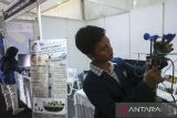 Siswa menjelaskan cara kerja robot pendeteksi dan pemadam awal kebakaran bawah tanah lahan gambut pada pameran Teknologi Tepat Guna (TTG) XIX Tingkat Provinsi Banten di halaman Gedung Negara Provinsi Banten, Kota Serang, Banten, Kamis (12/6/2025). Pameran yang berlangsung pada 12 hingga 14 Juni 2025 tersebut menampilkan beragam produk inovasi teknologi tepat guna dan produk unggulan yang diharapkan dapat digunakan untuk melayani masyarakat setelah diuji oleh pemerintah serta dipastikan tidak bermasalah. ANTARA FOTO/Angga Budhiyanto/gp