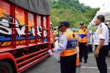 Pengelola  tol Semarang-Solo tertibkan kendaraan kelebihan muatan