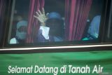 Jamaah haji yang tergabung dalam kelompok terbang (kloter) pertama menyapa didalam bus saat tiba di Bandara Internasional Juanda Surabaya di Sidoarjo, Jawa Timur, Kamis (12/6/2025). Sebanyak 375 jamaah dan 4 petugas asal Tulungagung menumpang pesawat Airbus A330-300 nomor penerbangan SV-5246 dari Bandara King Abdul Aziz, Jeddah kembali ke tanah air setelah menunaikan ibadah haji. Antara Jatim/Umarul Faruq