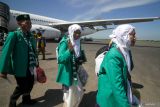 Jamaah haji yang tergabung dalam kelompok terbang (kloter) pertama tiba di Bandara Internasional Juanda Surabaya di Sidoarjo, Jawa Timur, Kamis (12/6/2025). Sebanyak 375 jamaah dan 4 petugas asal Tulungagung menumpang pesawat Airbus A330-300 nomor penerbangan SV-5246 dari Bandara King Abdul Aziz, Jeddah kembali ke tanah air setelah menunaikan ibadah haji. Antara Jatim/Umarul Faruq