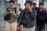 Wisatawan asing berjalan setibanya di Terminal Kedatangan Bandar Udara Internasional Juanda Surabaya di Sidoarjo, Jawa Timur, Kamis (12/6/2025). Lonjakan wisatawan asing ke Jawa Timur melonjak signifikan khususnya melalui Bandara Internasional Juanda Berdasarkan data Badan Pusat Statistik (BPS) Provinsi Jawa Timur yang dirilis 2 Juni 2025, pada April 2025 tercatat sebanyak 24.800 kunjungan wisman masuk melalui Juanda, naik 58,50 persen dibandingkan Maret 2025 yang hanya 15.647 kunjungan. Antara Jatim/Umarul Faruq