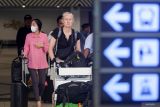 Wisatawan asing membawa barang bawaan setibanya di Terminal Kedatangan Bandar Udara Internasional Juanda Surabaya di Sidoarjo, Jawa Timur, Kamis (12/6/2025). Lonjakan wisatawan asing ke Jawa Timur melonjak signifikan khususnya melalui Bandara Internasional Juanda Berdasarkan data Badan Pusat Statistik (BPS) Provinsi Jawa Timur yang dirilis 2 Juni 2025, pada April 2025 tercatat sebanyak 24.800 kunjungan wisman masuk melalui Juanda, naik 58,50 persen dibandingkan Maret 2025 yang hanya 15.647 kunjungan. Antara Jatim/Umarul Faruq