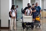 Wisatawan asing membawa barang bawaan setibanya di Terminal Kedatangan Bandar Udara Internasional Juanda Surabaya di Sidoarjo, Jawa Timur, Kamis (12/6/2025). Lonjakan wisatawan asing ke Jawa Timur melonjak signifikan khususnya melalui Bandara Internasional Juanda Berdasarkan data Badan Pusat Statistik (BPS) Provinsi Jawa Timur yang dirilis 2 Juni 2025, pada April 2025 tercatat sebanyak 24.800 kunjungan wisman masuk melalui Juanda, naik 58,50 persen dibandingkan Maret 2025 yang hanya 15.647 kunjungan. Antara Jatim/Umarul Faruq