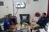 Kepala Perum LKBN Antara Bangka Belitung Joko Susilo (kanan) saat berbincang dengan  Kepala Stasiun Bakamla (Badan Pengamanan Laut) RI Babel Letkol Bakamla Yuli Eko Prihartanto (kiri) di Kantor Perum LKBN Antara Babel pada Kamis (6/12).  Kunjungan ini dalam rangka mempererat silaturahmi serta meningkatkan sinergitas dalam penyebaran informasi kepada masyarakat di Negeri Serumpun Sebalai. (Antara/Rustam) 