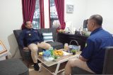 Kepala Perum LKBN Antara Bangka Belitung Joko Susilo (kanan) saat berbincang dengan  Kepala Stasiun Bakamla (Badan Pengamanan Laut) RI Babel Letkol Bakamla Yuli Eko Prihartanto (kiri) di Kantor Perum LKBN Antara Babel pada Kamis (6/12).  Kunjungan ini dalam rangka mempererat silaturahmi serta meningkatkan sinergitas dalam penyebaran informasi kepada masyarakat di Negeri Serumpun Sebalai. (Antara/Rustam) 