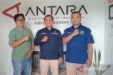 Kepala Perum LKBN Antara Bangka Belitung Joko Susilo (kanan) ,  Kepala Stasiun Bakamla (Badan Pengamanan Laut) RI Babel Letkol Bakamla Yuli Eko Prihartanto (tengah)  dan Pimpinan Redaksi Bangka Pos Ade Mayasanto saat  foto bersama di Kantor Perum LKBN Antara Babel pada Kamis (6/12).  Kunjungan ini dalam rangka mempererat silaturahmi serta meningkatkan sinergitas dalam penyebaran informasi kepada masyarakat di Negeri Serumpun Sebalai. (Antara/Rustam) 