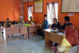 Plt Camat Kelumpamg Hulu Sugeng (tengah peci hitam) menyerap aspirasi Perangkat Desa Karang Payau Kecamatan Kelumpang Hulu Kabupaten Kotabaru Kalimantan Selatan, untuk mengidentifikasi masalah dan potensi yang ada di desa, sehingga dapat mengambil keputusan dan kebijakan yang lebih tepat dan sesuai dengan kebutuhan serta keinginan masyarakat. Kamis (12/6/2025).
