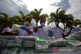 Personil Polda Aceh mengeluarkan  narkotika jenis sabu (Metamfetamina) dari kemasan plastik sebelum pemusnahan  di Banda Aceh, Kamis ( 12/6/2025). Polda Aceh memusnahkan barang bukti tindak kejahatan narkotika jenis sabu sebanyak 108 kilogram, ganja sebanyak 640 kilogram, dan kokain  sebanyak 25 kilogram hasil pengungkapan kasus Januari-Mei 2025 serta mengamankan empat tersangka sebagai sindikat jaringan  internasional. ANTARA FOTO/Ampelsa.