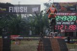 Pebalap memacu kecepatannya dalam kejuaraan balap motocross dan grasstrack Trial Game Dirt 2025 putaran kedua di sirkuit non permanen Lapangan Graha Tirta Waru, Sidoarjo, Jawa Timur, Jumat (13/6/2025).  Sebanyak empat kelas di pertandingkan diantaranya FFA Open, Campuran Open, Campuran Non-Seeded, dan FFA Master yang diikuti 19 peserta. Antara Jatim/Umarul Faruq