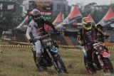 Pebalap memacu kecepatannya dalam kejuaraan balap motocross dan grasstrack Trial Game Dirt 2025 putaran kedua di sirkuit non permanen Lapangan Graha Tirta Waru, Sidoarjo, Jawa Timur, Jumat (13/6/2025).  Sebanyak empat kelas di pertandingkan diantaranya FFA Open, Campuran Open, Campuran Non-Seeded, dan FFA Master yang diikuti 19 peserta. Antara Jatim/Umarul Faruq