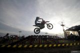 Pebalap memacu kecepatannya dalam kejuaraan balap motocross dan grasstrack Trial Game Dirt 2025 putaran kedua di sirkuit non permanen Lapangan Graha Tirta Waru, Sidoarjo, Jawa Timur, Jumat (13/6/2025).  Sebanyak empat kelas di pertandingkan diantaranya FFA Open, Campuran Open, Campuran Non-Seeded, dan FFA Master yang diikuti 19 peserta. Antara Jatim/Umarul Faruq