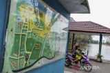 Warga melintas di kawasan wisata Situ Tasikardi, Desa Margasana, Kabupaten Serang, Banten, Kamis (12/6/2025). Pemerintah Provinsi Banten meluncurkan program Bantuan Keuangan (Bankeu) desa tahun 2025 dengan anggaran mencapai Rp123,8 miliar untuk 1.238 desa di Banten sebagai upaya peningkatan kualitas pelayanan serta pembangunan sektor ekonomi maupun pariwisata di desa. ANTARA FOTO/Muhammad Bagus Khoirunas/gp