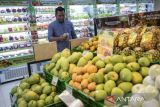 Calon pembeli memilih telur di salah satu mini market di Tangerang Selatan, Banten, Jumat (13/6/2025). Survei Konsumen Bank Indonesia menyebutkan Indeks Keyakinan Konsumen (IKK) terhadap kondisi ekonomi Mei 2025 tetap berada di level optimis sebesar 117,5, namun lebih rendah dibandingkan indeks pada bulan sebelumnya sebesar 121,7. ANTARA FOTO/Putra M. Akbar/gp