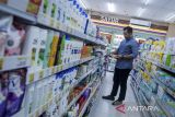 Calon pembeli memilih pasta gigi di salah satu mini market di Tangerang Selatan, Banten, Jumat (13/6/2025). Survei Konsumen Bank Indonesia menyebutkan Indeks Keyakinan Konsumen (IKK) terhadap kondisi ekonomi Mei 2025 tetap berada di level optimis sebesar 117,5, namun lebih rendah dibandingkan indeks pada bulan sebelumnya sebesar 121,7. ANTARA FOTO/Putra M. Akbar/gp