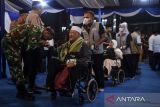 Dua haji lansia disambut petugas setibanya di Asrama Haji Cipondoh, Kota Tangerang, Banten, Kamis (12/6/2025). Sebanyak 391 jamaah haji asal Tangerang yang tergabung dalam kelompok terbang (kloter) 2 tiba di tanah air setelah melaksanakan ibadah haji di Arab Saudi. ANTARA FOTO/Putra M. Akbar/gp